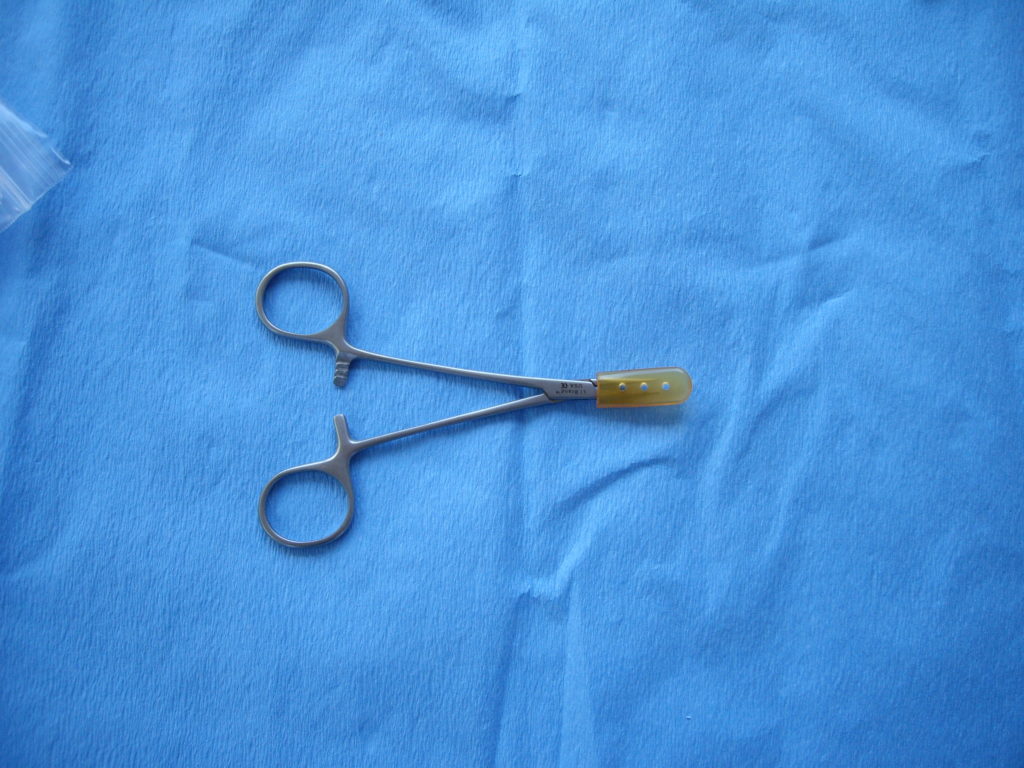Li vasectomy forceps with instrument tip protectors on tips